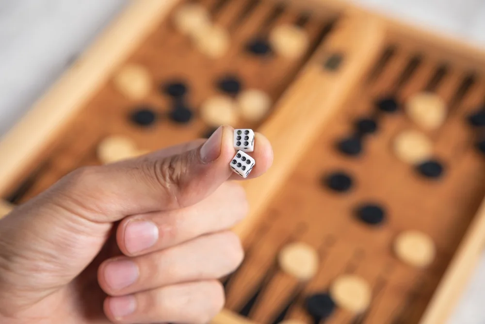 Tavlada Doubling Cube Nedir? Küp Ne Zaman Verilir, Take ve Pass Nasıl Düşünülür?